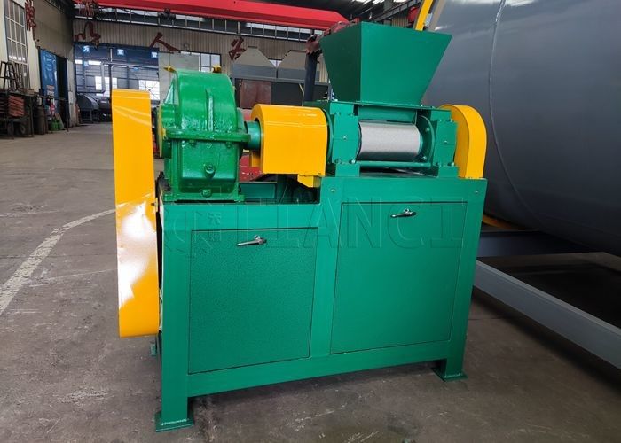 Roller Granulating NPK Fertilizer Granulator For Dry Powder Oblate or Irregular Shape