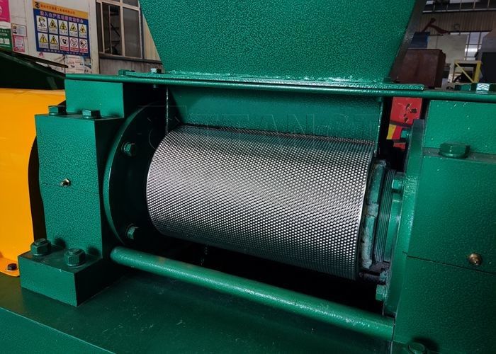 Roller Granulating NPK Fertilizer Granulator For Dry Powder Oblate or Irregular Shape