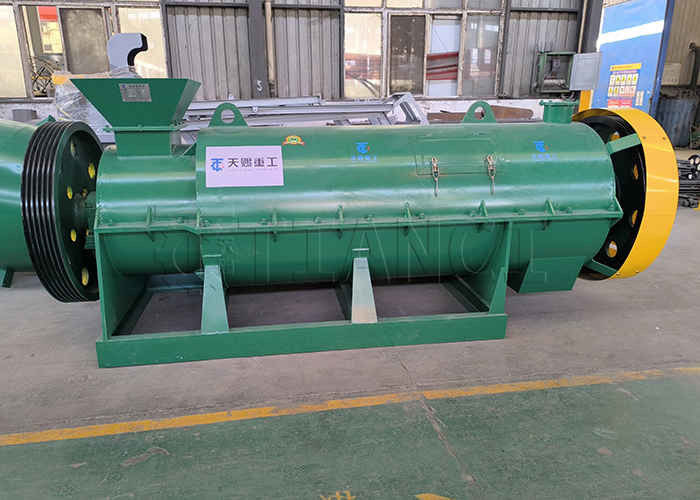 Granulator van meststoffen voor het granuleren van organische materialen zoals hooi, paardenafval, plantaardige restanten en fulvinezuur