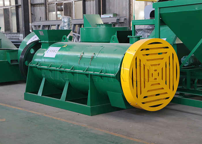 Granulator van meststoffen voor het granuleren van organische materialen zoals hooi, paardenafval, plantaardige restanten en fulvinezuur