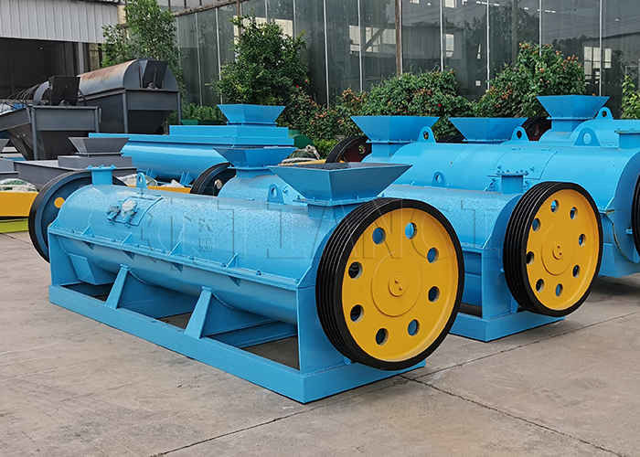 Granulator van meststoffen voor het granuleren van organische materialen zoals hooi, paardenafval, plantaardige restanten en fulvinezuur