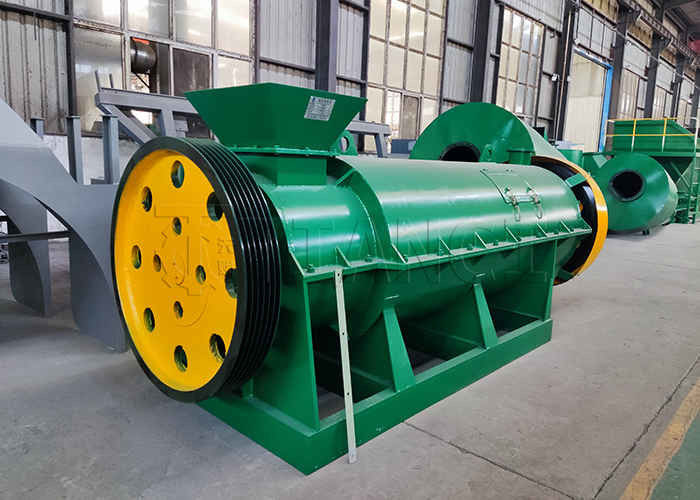 Biologische meststofgranulator voor het granuleren van organisch nat materiaal met een afmeting van 1-10 mm