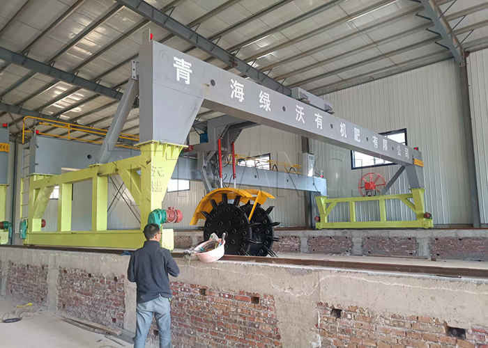 Fermenterende compostwiel type compostturner voor dierlijke mest